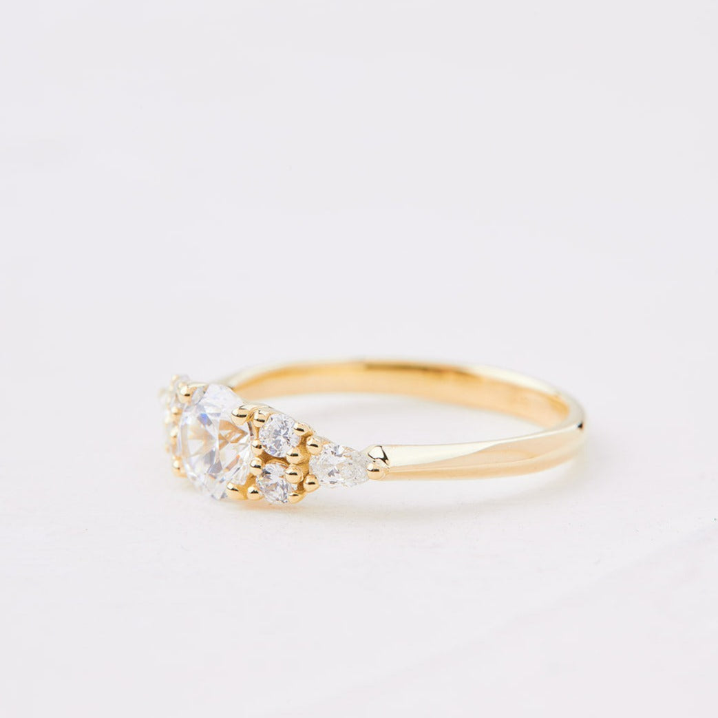 Engagement ring with a round 0.5 carat lab diamonds