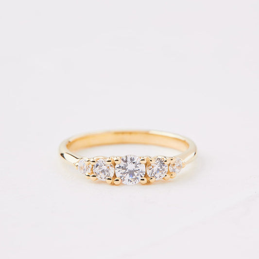 Adva ring with main stone of 0.50ct diamonds