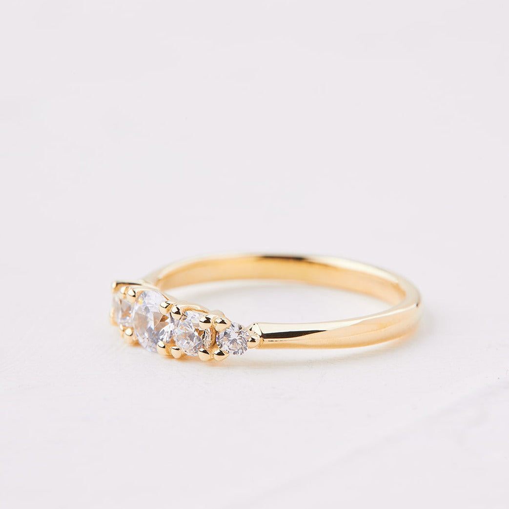 Adva ring with main stone of 0.50ct diamonds