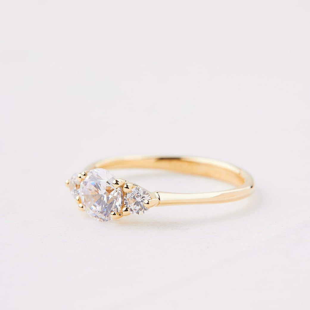 Anemone ring with a central 0.75ct lab set diamond