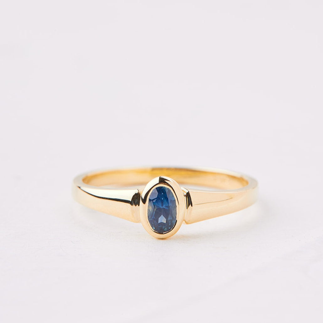 Gogin signet ring with blue sapphire stone