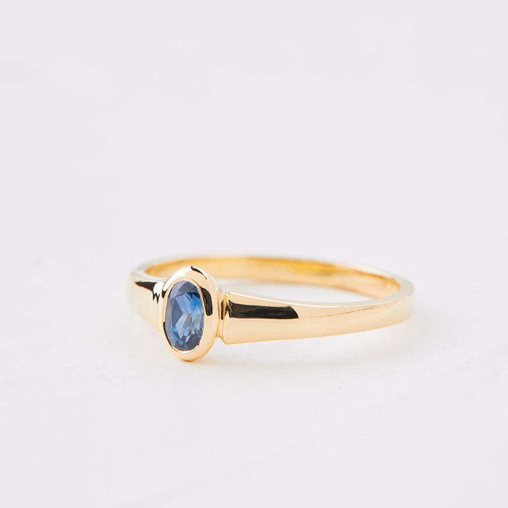 Gogin signet ring with blue sapphire stone