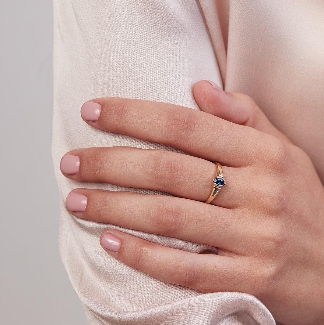 Gogin signet ring with blue sapphire stone