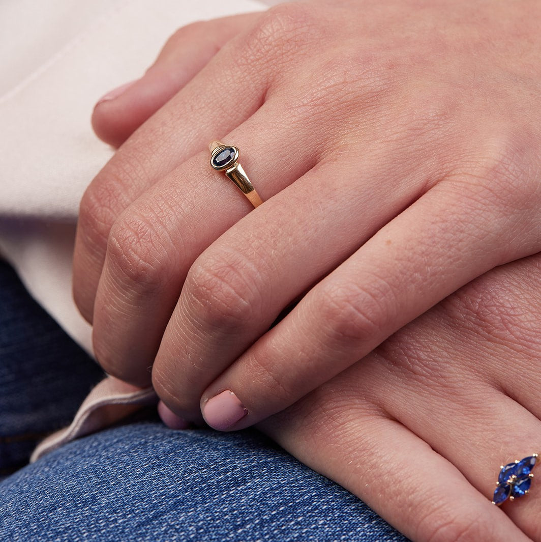 Gogin signet ring with blue sapphire stone