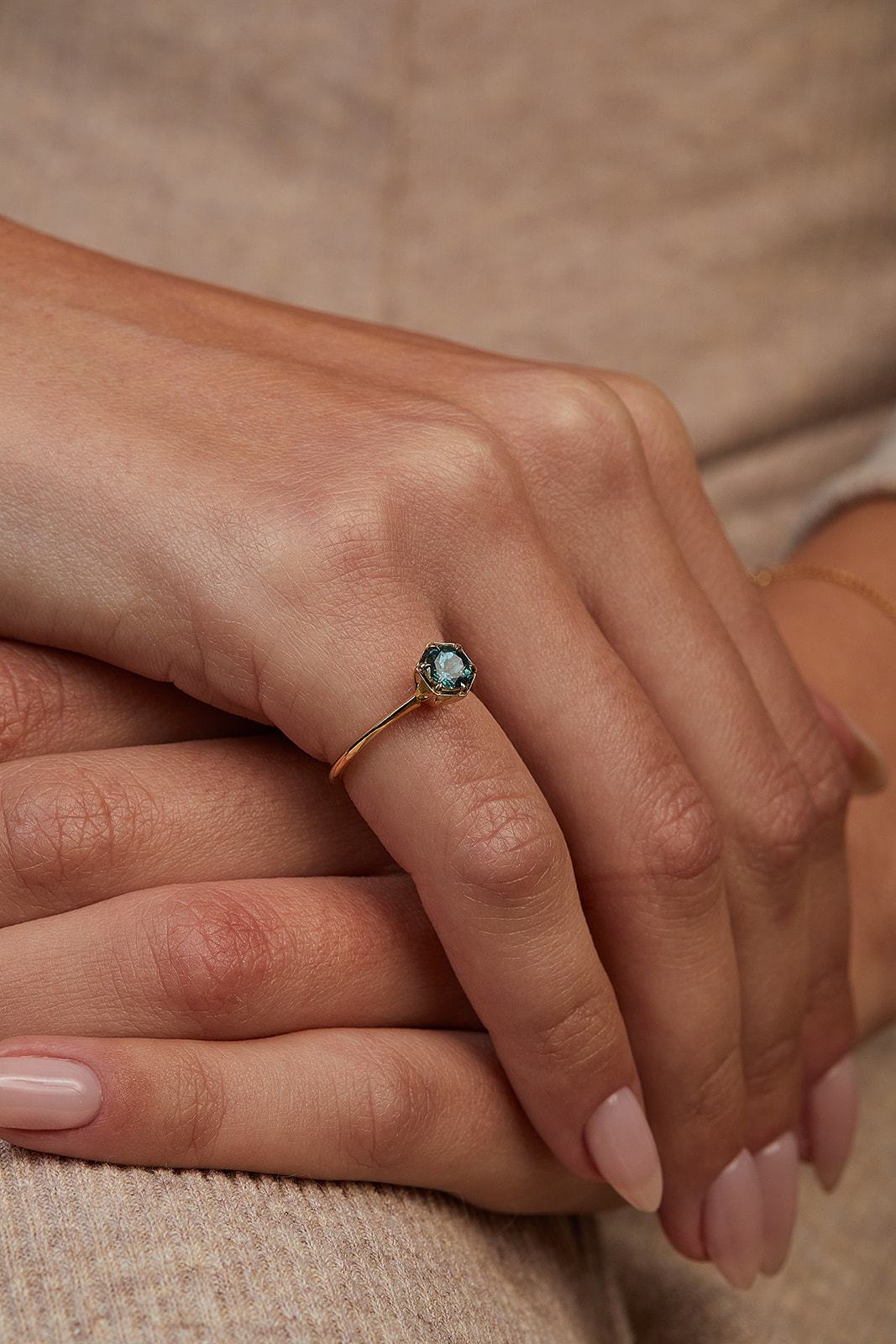 Majestic Teal Sapphire Stone Lion's Maw Ring