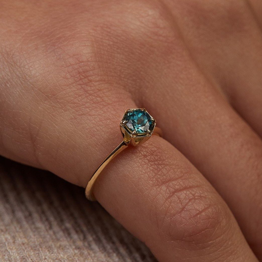 Majestic Teal Sapphire Stone Lion's Maw Ring