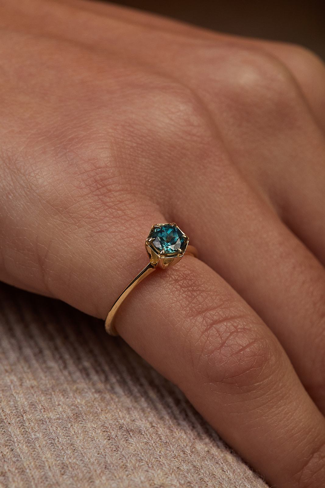 Majestic Teal Sapphire Stone Lion's Maw Ring