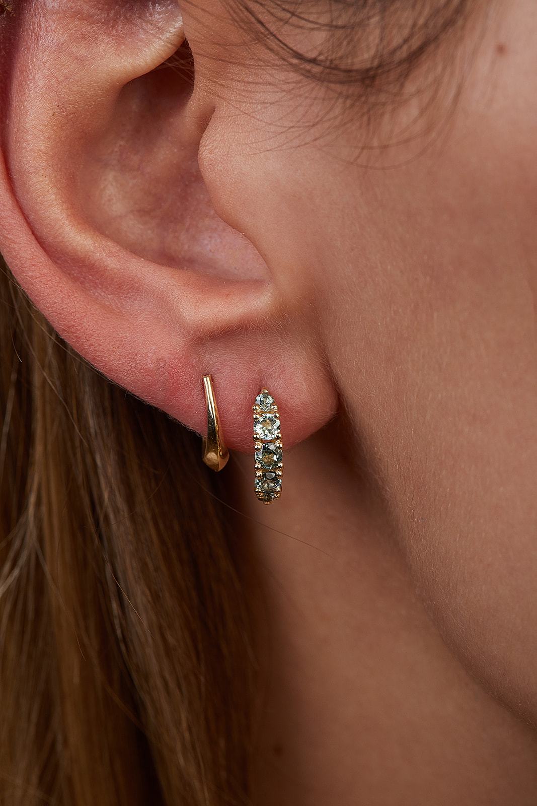Olive tree earrings studded with light green sapphire