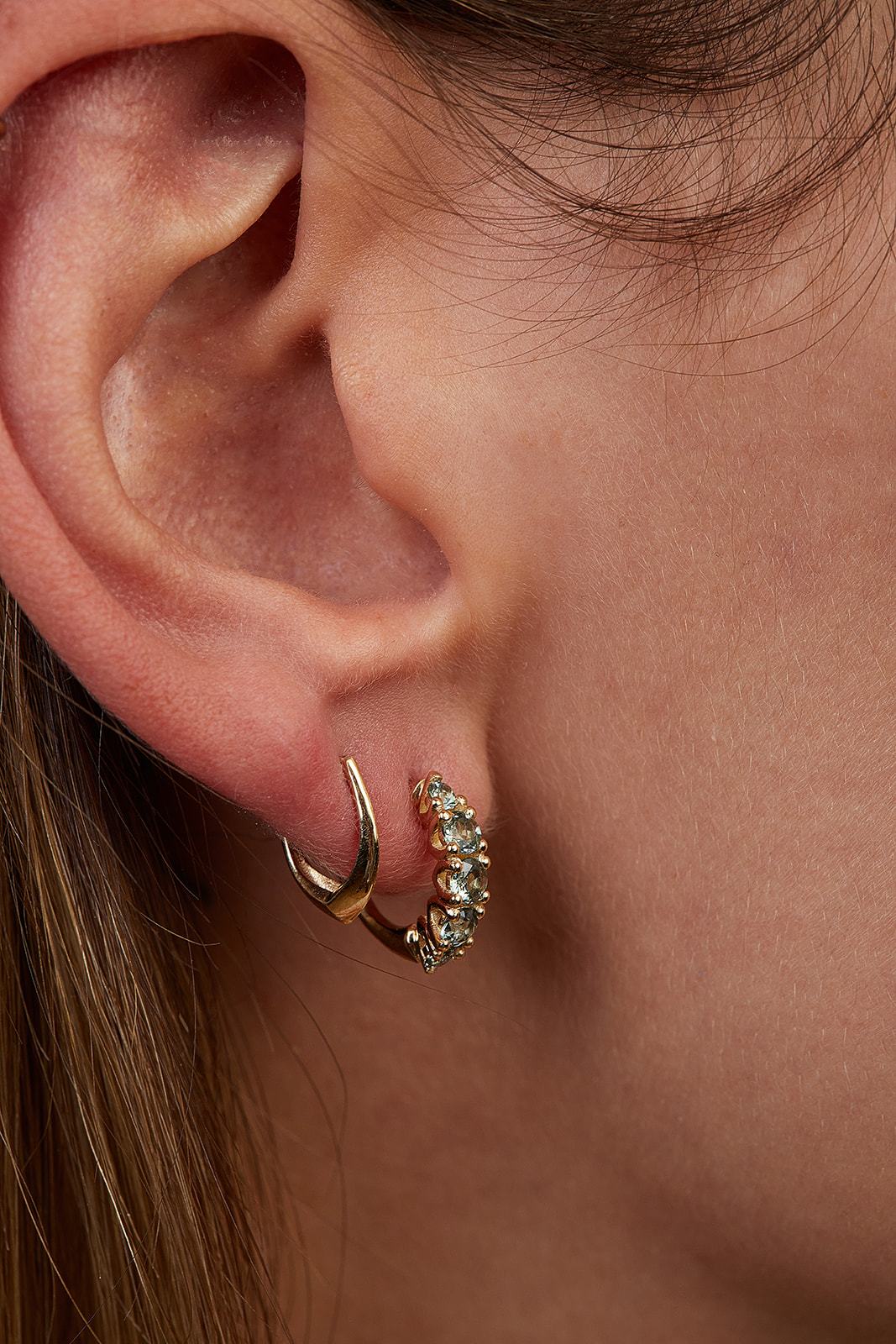 Olive tree earrings studded with light green sapphire