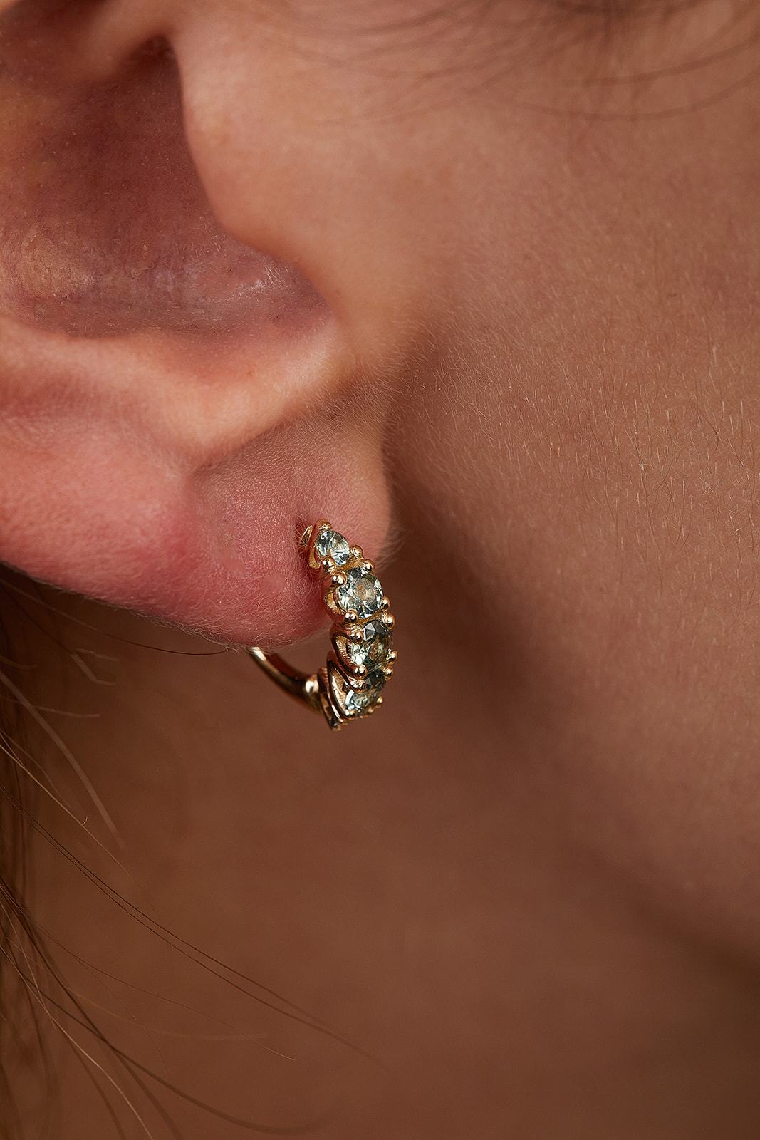 Olive tree earrings studded with light green sapphire