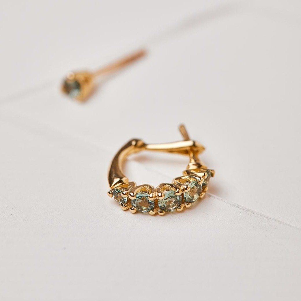 Olive tree earrings studded with light green sapphire