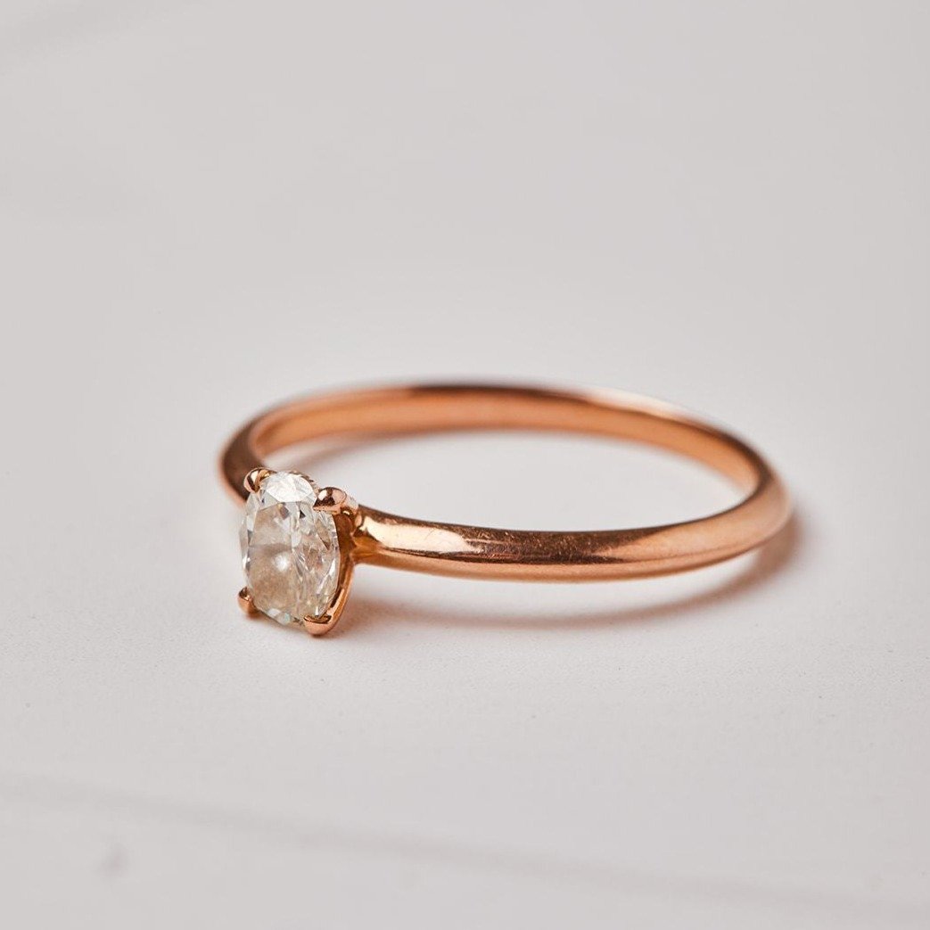 Stylish Norit Ring with Oval Diamond
