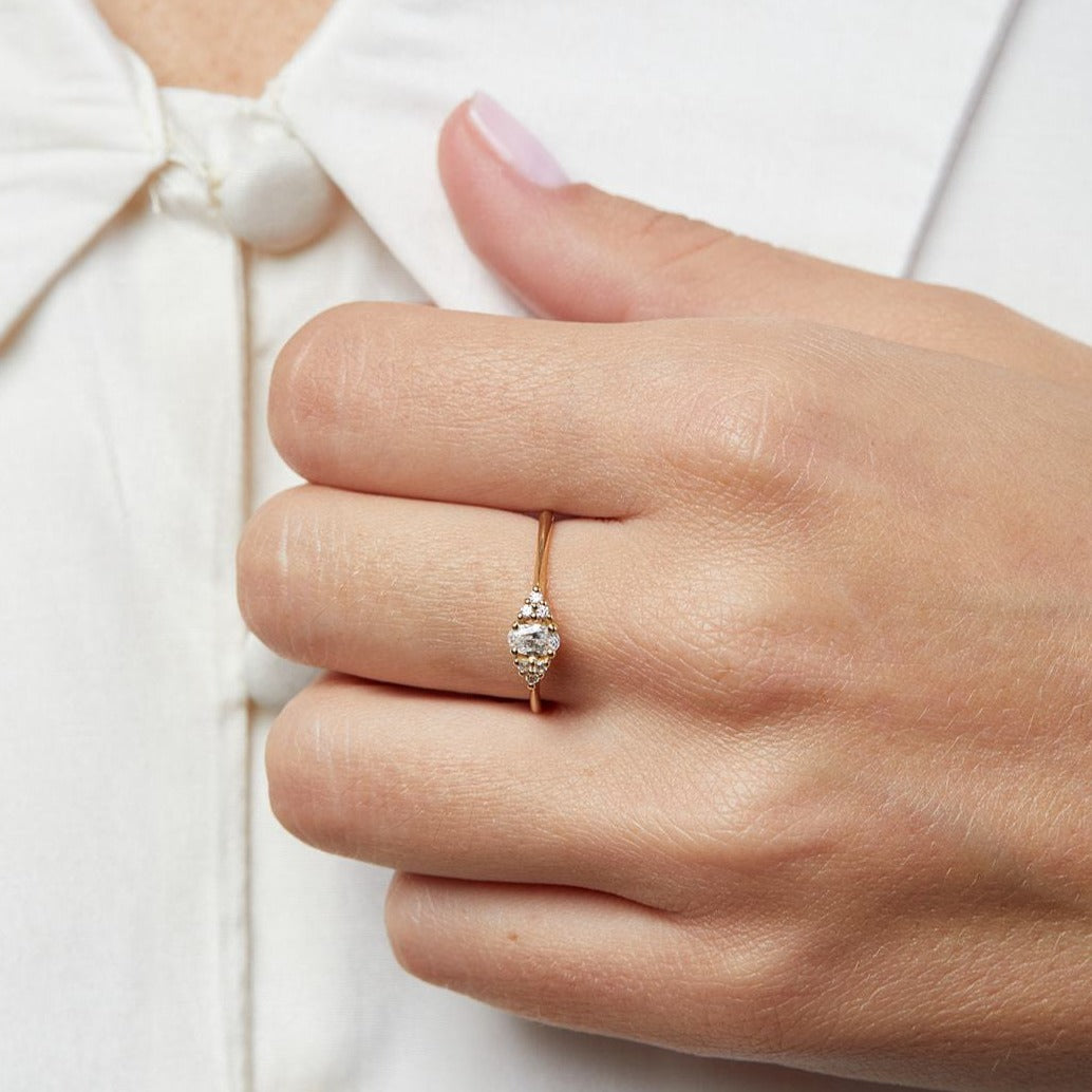 Lily-shaped ring with a central lab diamond of 0.25 carat
