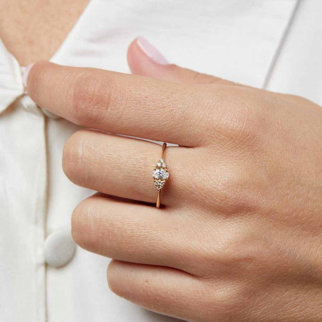 Lily-shaped ring with a central lab diamond of 0.25 carat