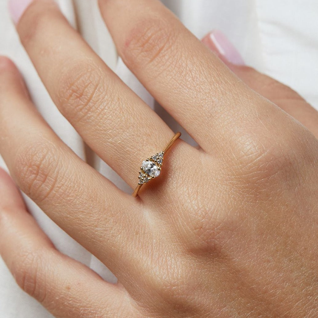 Lily-shaped ring with a central lab diamond of 0.25 carat