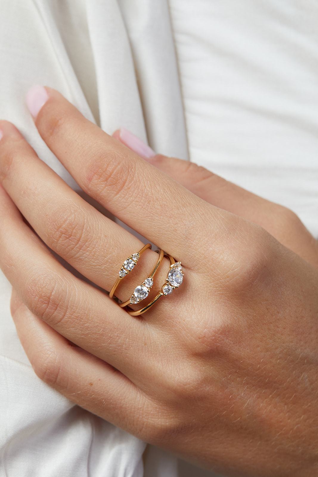 Anemone ring with a central diamond of 0.35ct