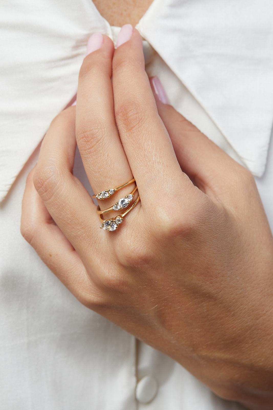 Anemone ring with a central diamond of 0.35ct