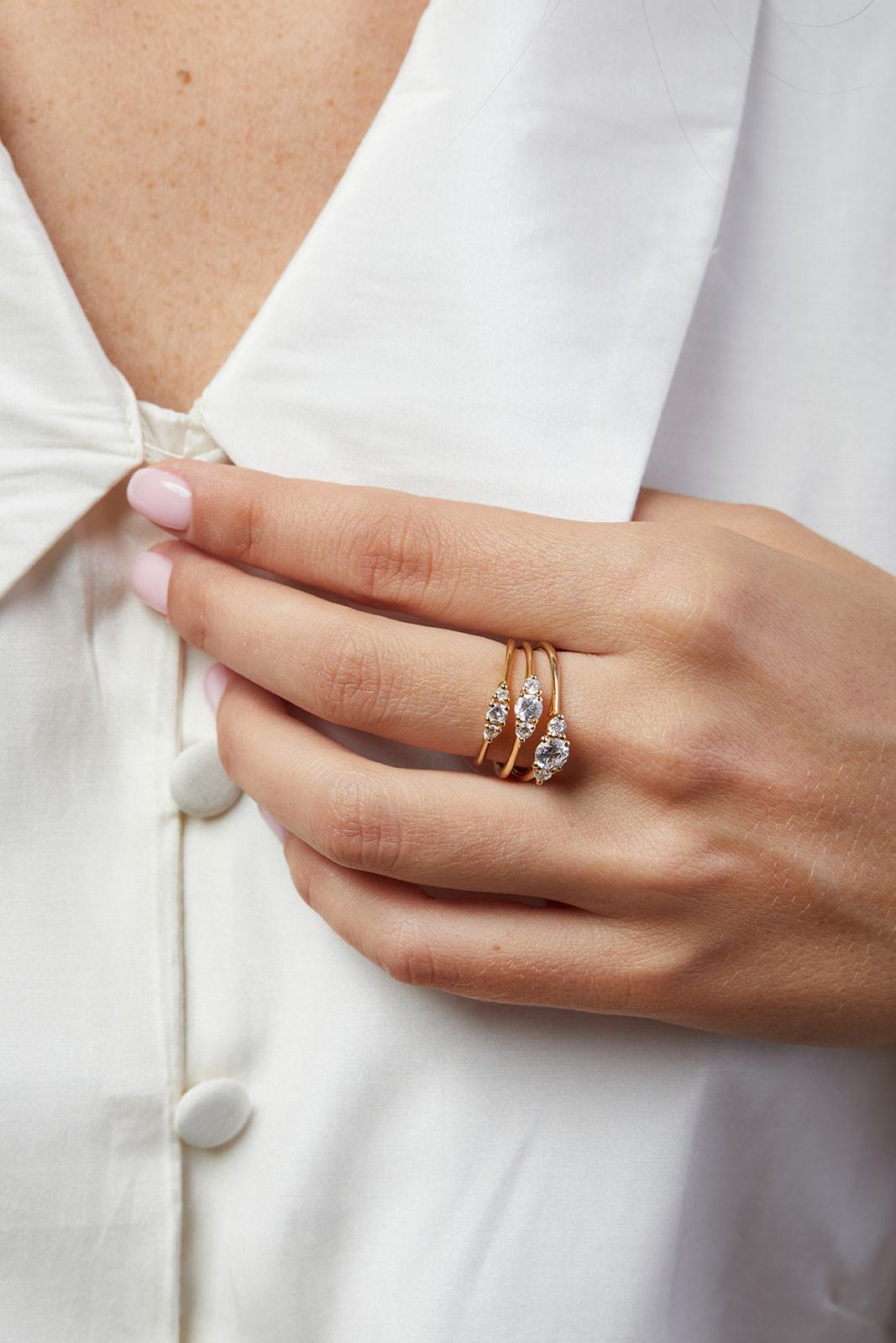Anemone ring with a central diamond of 0.35ct