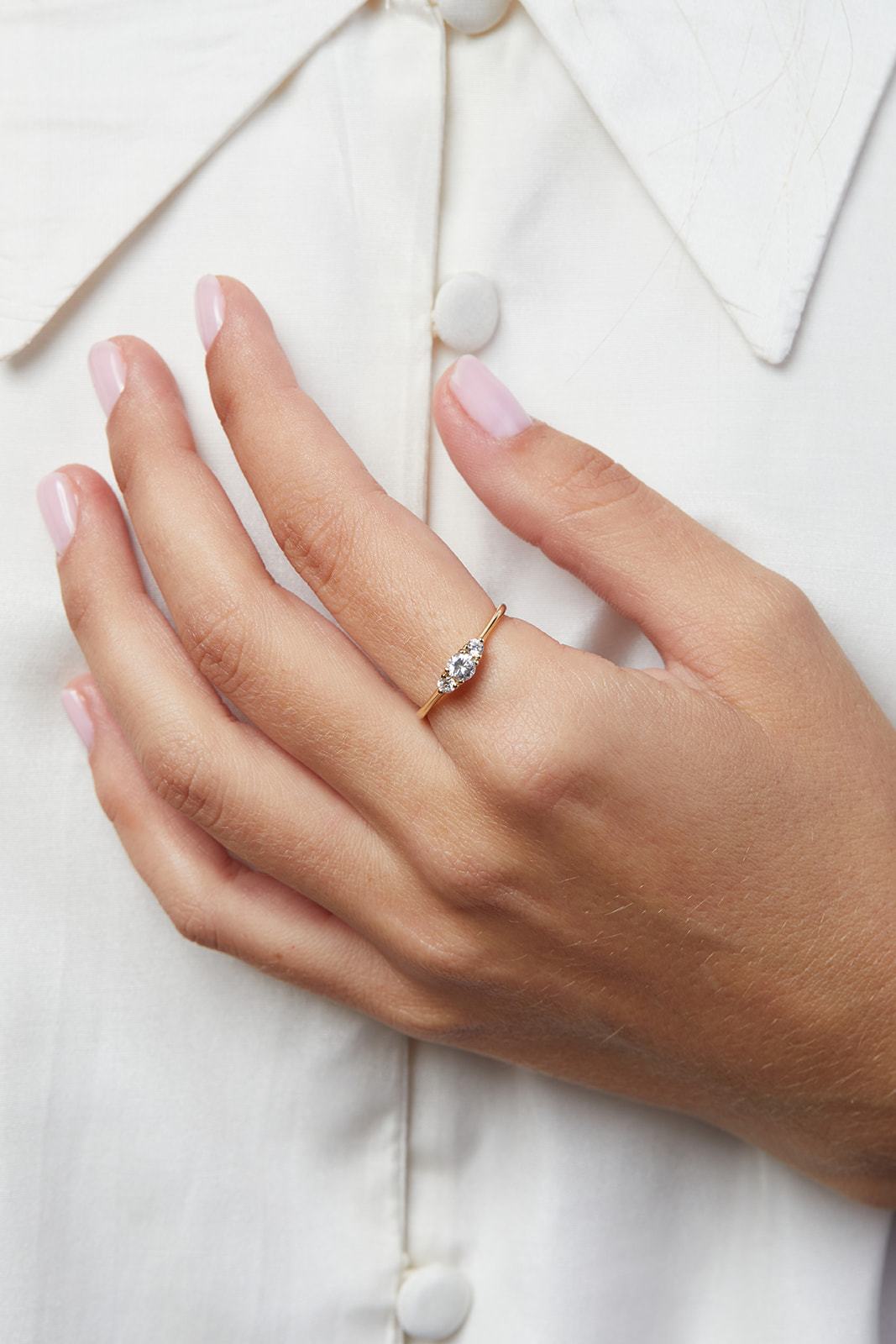 Anemone ring with a central diamond of 0.35ct