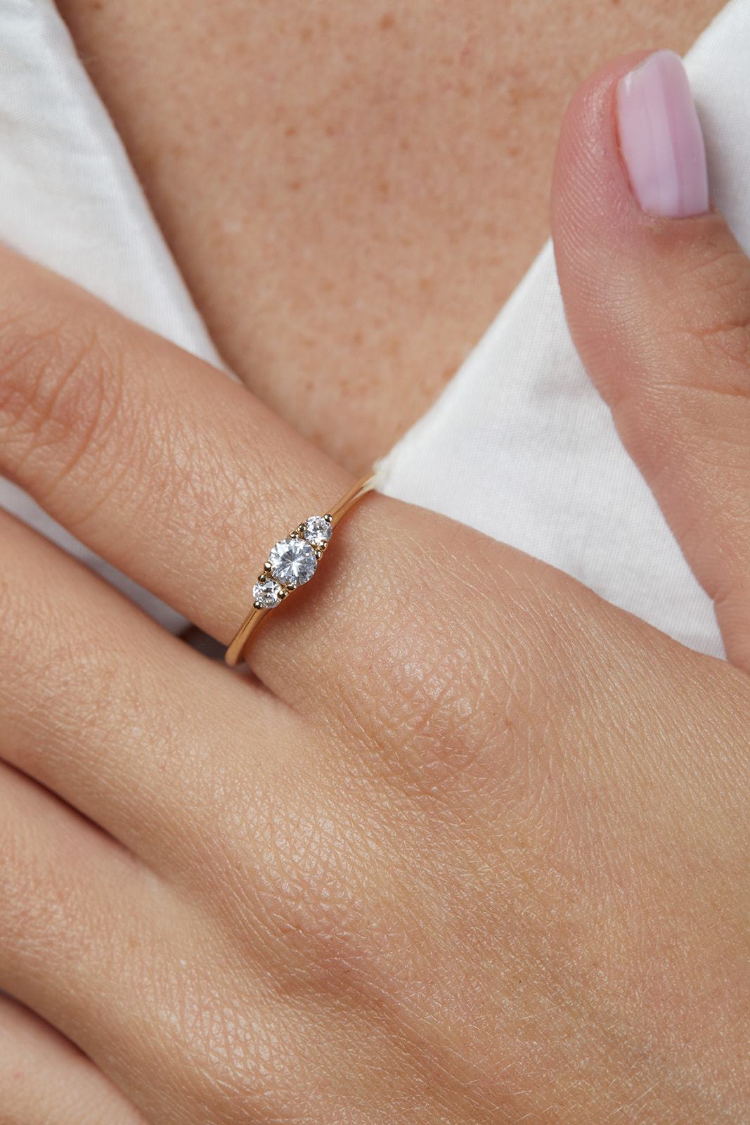 Anemone ring with a central diamond of 0.35ct