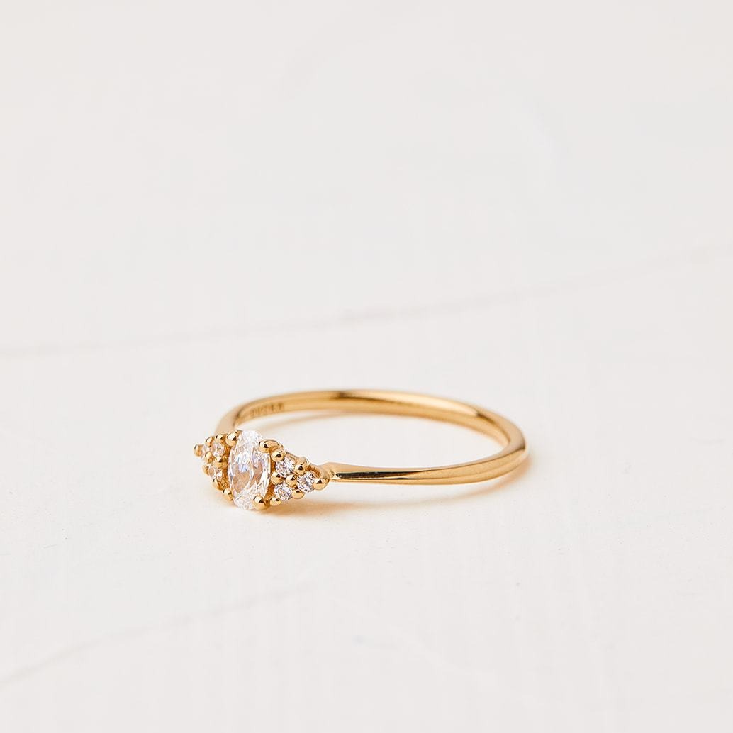 Lily-shaped ring with a central lab diamond of 0.25 carat