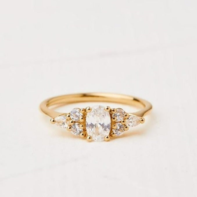 Engagement ring with a lab diamond