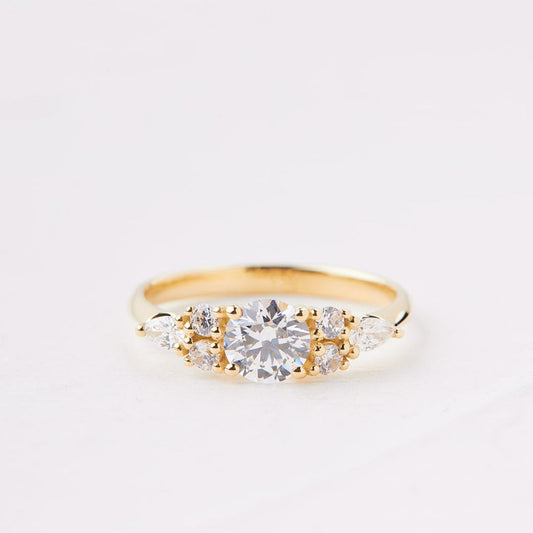 Engagement ring with a round 0.5 carat lab diamonds