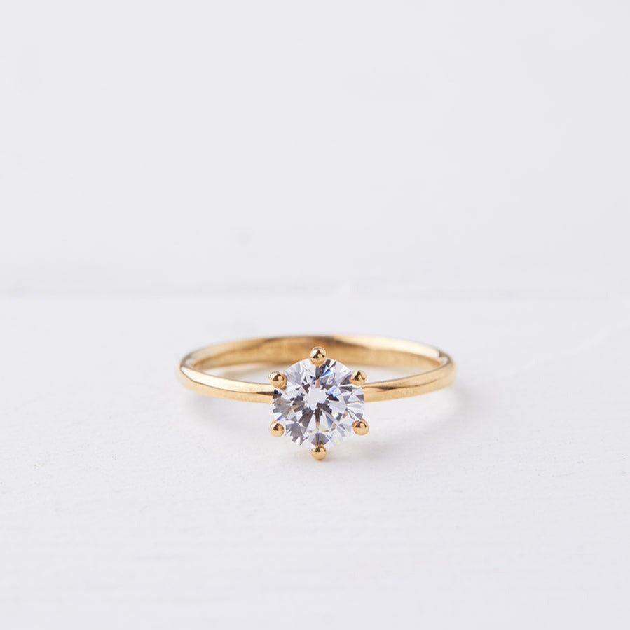 Gold engagement ring with round diamond