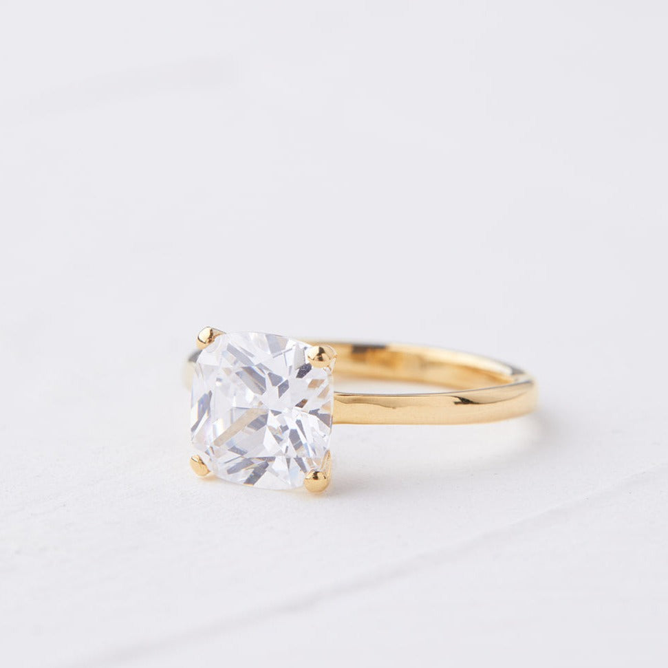 Diamond ring laboratory-set cushion diamond