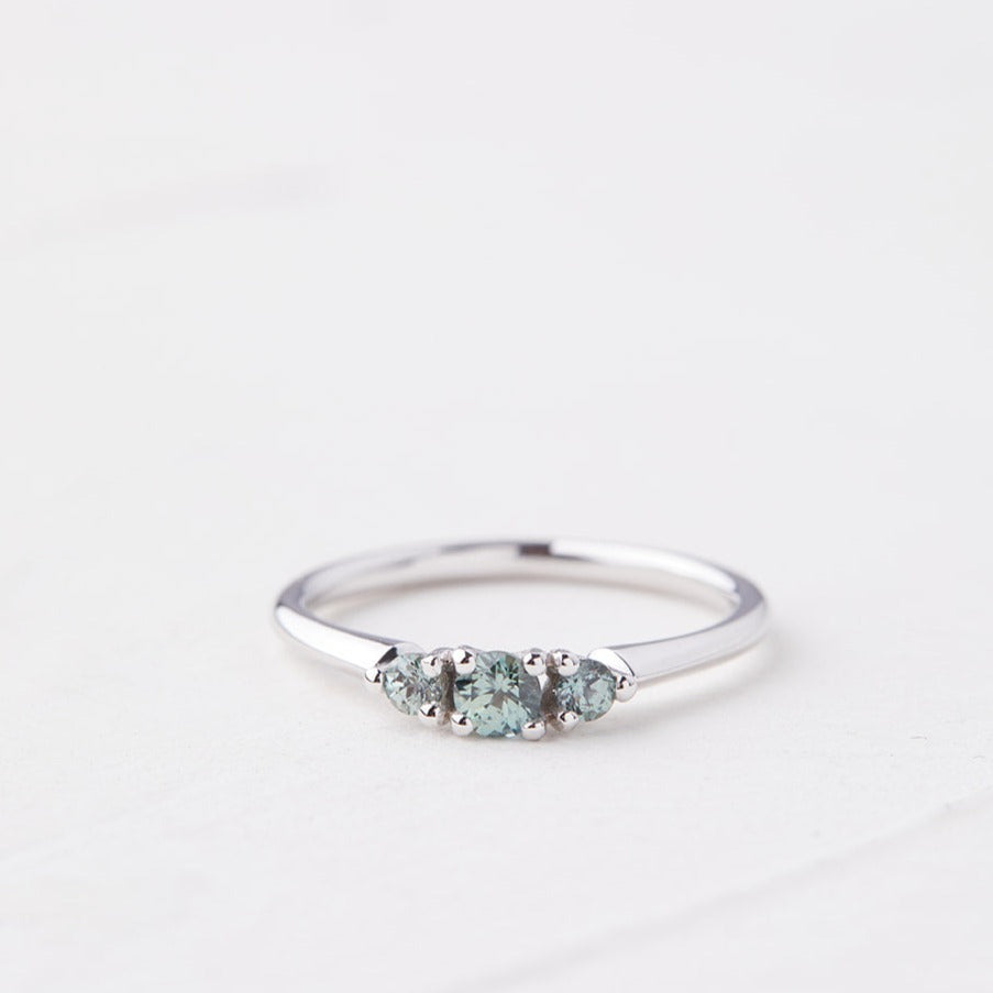 White gold ring with green-turquoise central stone of 0.15 carat
