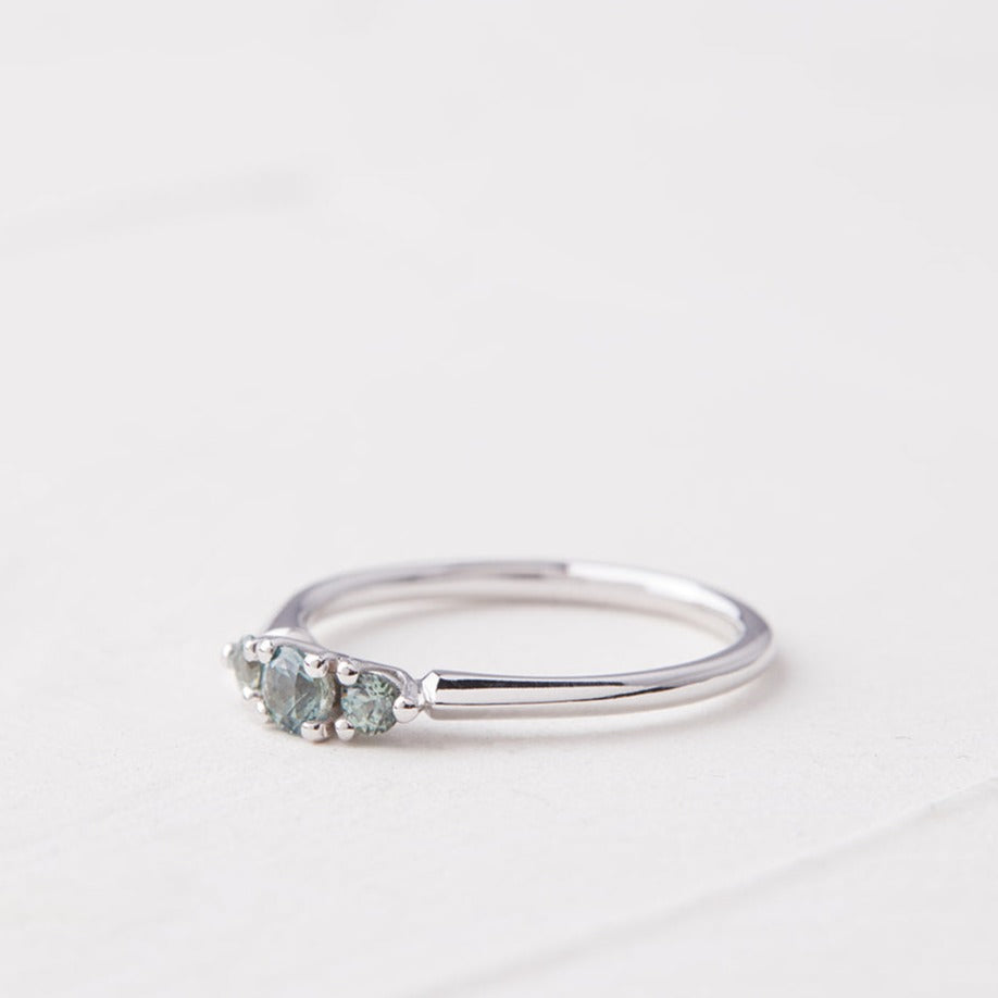 White gold ring with green-turquoise central stone of 0.15 carat