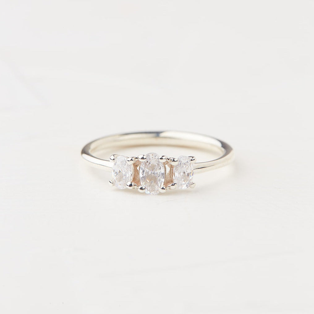 Rotem Ring with Three Natural Diamonds