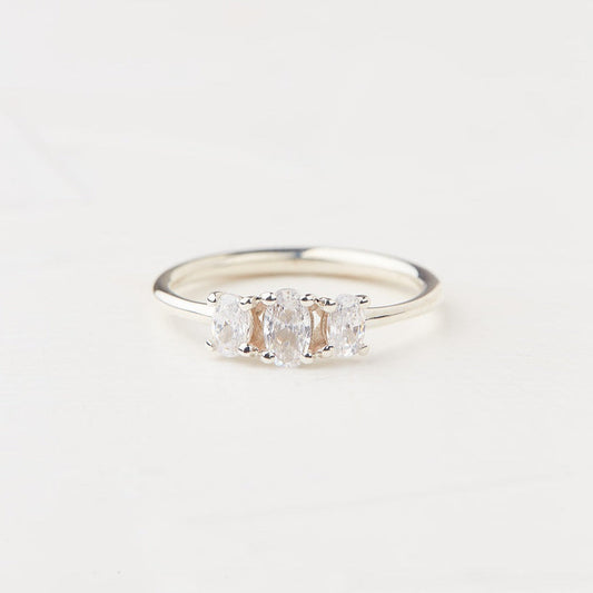 Rotem Ring with Three Natural Diamonds