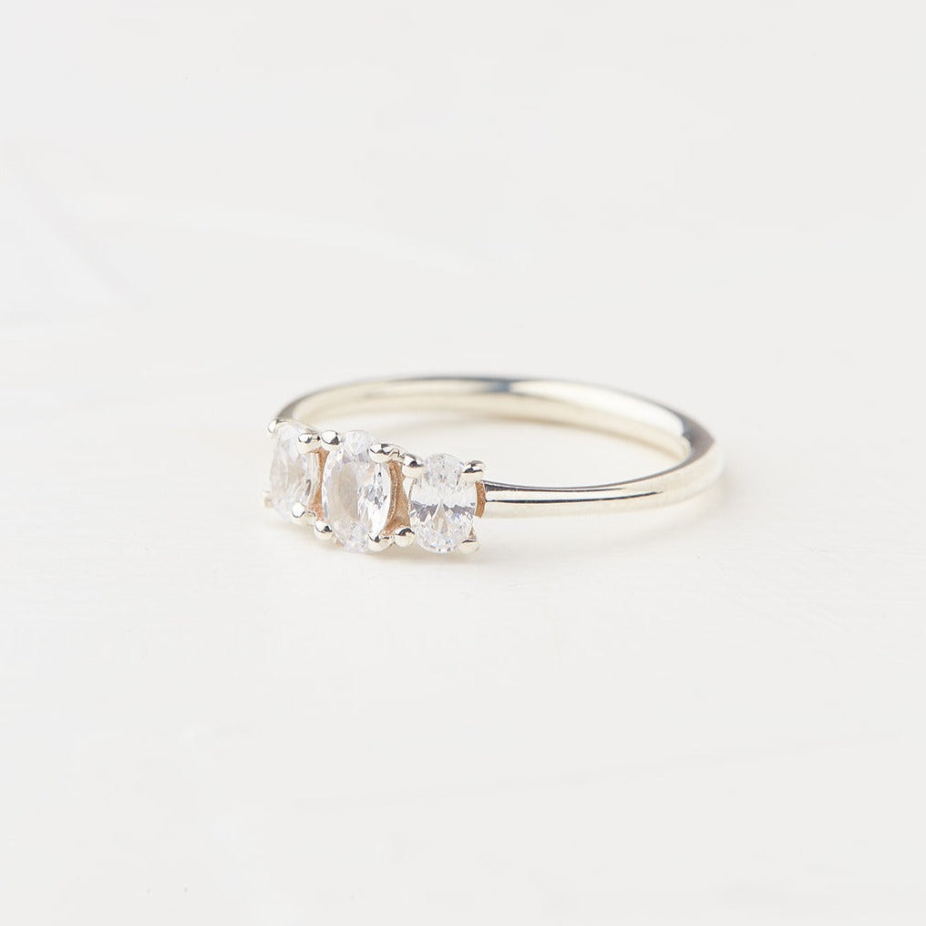 Rotem Ring with Three Natural Diamonds