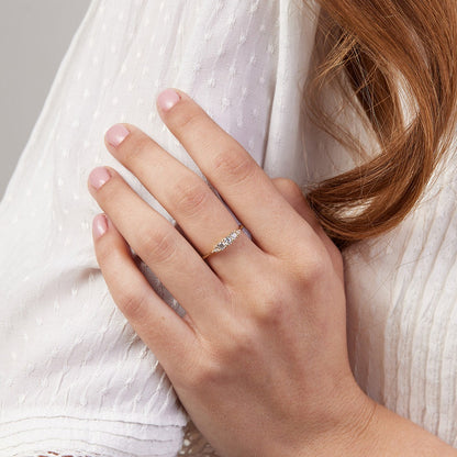 Adva ring with center stone of 0.10ct diamonds