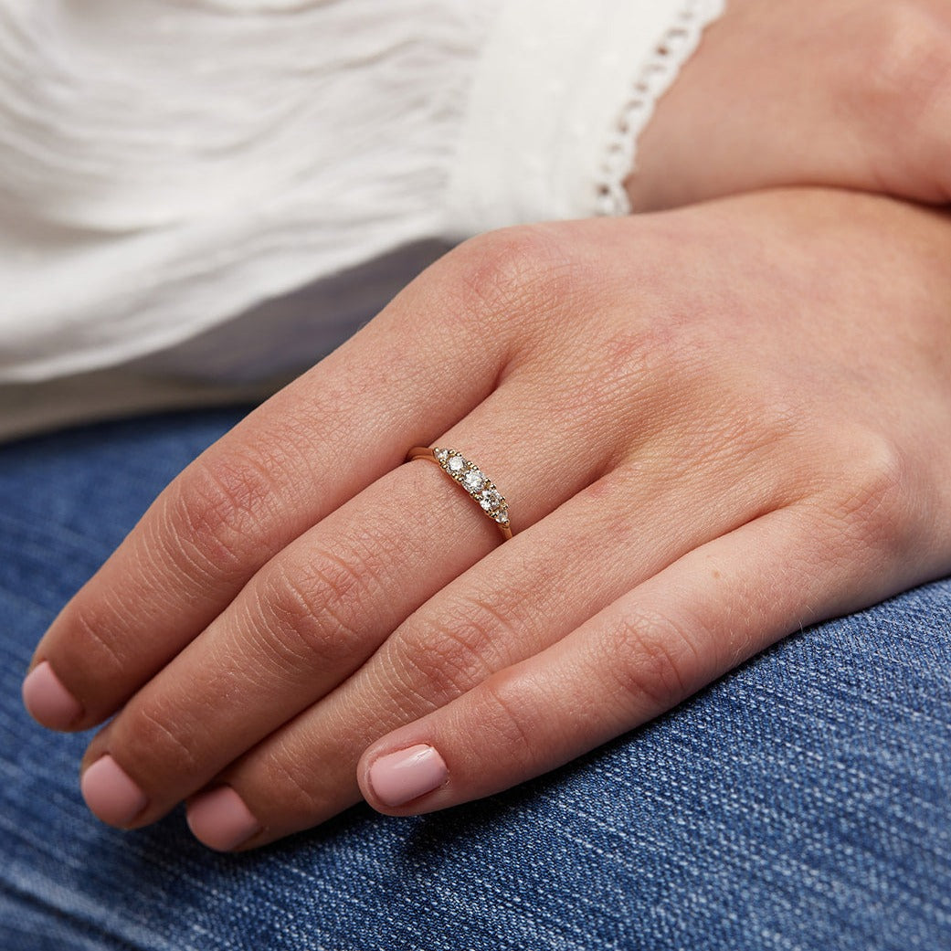 Adva ring with center stone of 0.10ct diamonds