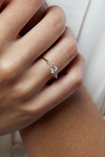 Engagement ring with a lab diamond