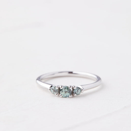 White gold ring with green-turquoise central stone of 0.15 carat